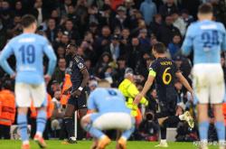 雷速体育-马德里竞技不敌巴黎，欧冠晋级前景雾茫