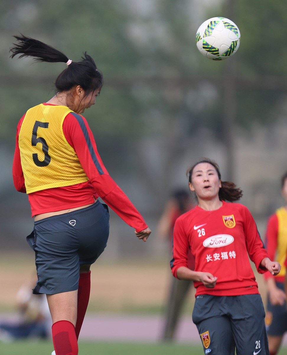 迎接挑战，女足选手奋勇拼搏的简单介绍